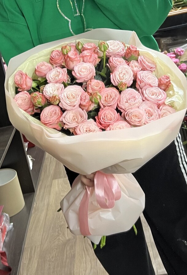 Букет из кустовых роз, артикул F1345242 - 4274 рублей, доставка по городу. Flawery - доставка цветов