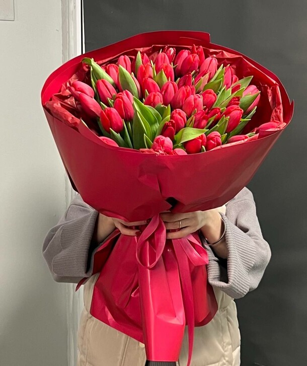 Красные тюльпаны, артикул F1385977 - 10001 рублей, доставка по городу. Flawery - доставка цветов