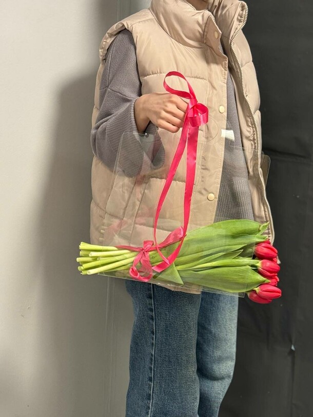 Тюльпаны в сумочке, артикул F1385979 - 3637 рублей, доставка по городу. Flawery - доставка цветов