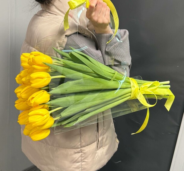 Тюльпаны в сумочке, артикул F1386002 - 5455 рублей, доставка по городу. Flawery - доставка цветов