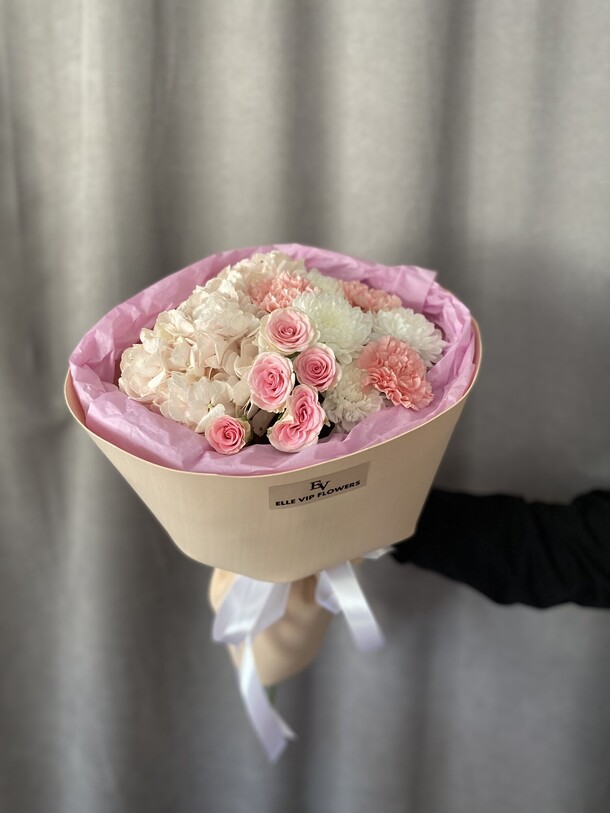 Сборный букет с гортензией и хризантемой, артикул F1264849 - 3000 рублей, доставка по городу. Flawery - доставка цветов