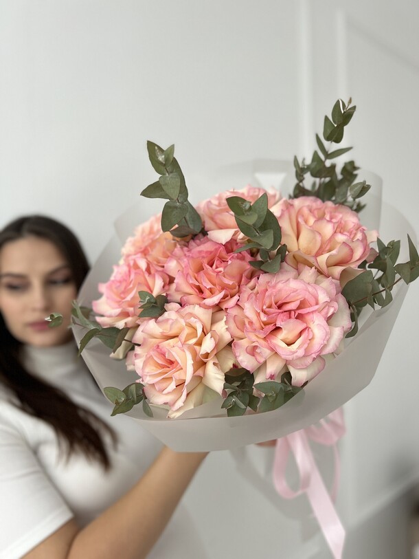 Французские розы с эвкалиптом, артикул F1363817 - 4300 рублей, доставка по городу. Flawery - доставка цветов