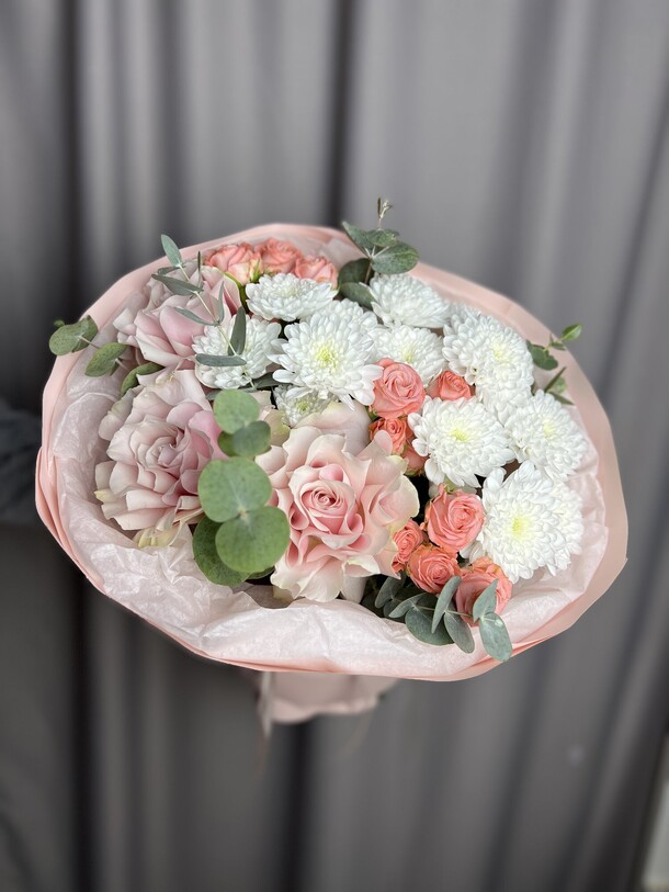 Букет с французскими розами и хризантемами, артикул F1363821 - 5300 рублей, доставка по городу. Flawery - доставка цветов