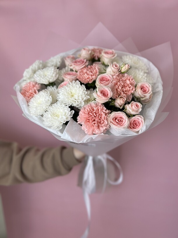 Букет с хризантемами и диантусами, артикул F1363827 - 3500 рублей, доставка по городу. Flawery - доставка цветов