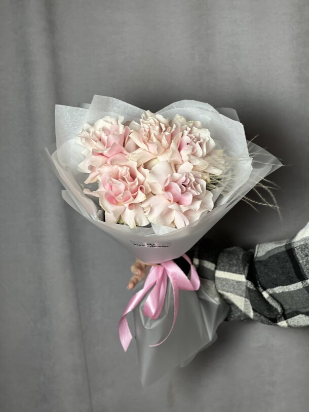 Французские розы с сухоцветом в упаковке, артикул F1364090 - 2500 рублей, доставка по городу. Flawery - доставка цветов