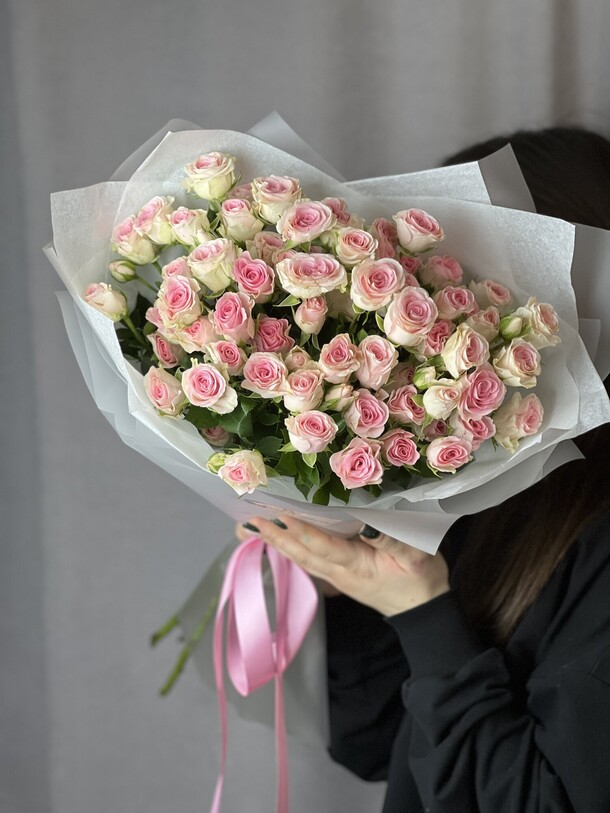 Кустовые розы розовые в упаковке, артикул F1364456 - 4400 рублей, доставка по городу. Flawery - доставка цветов