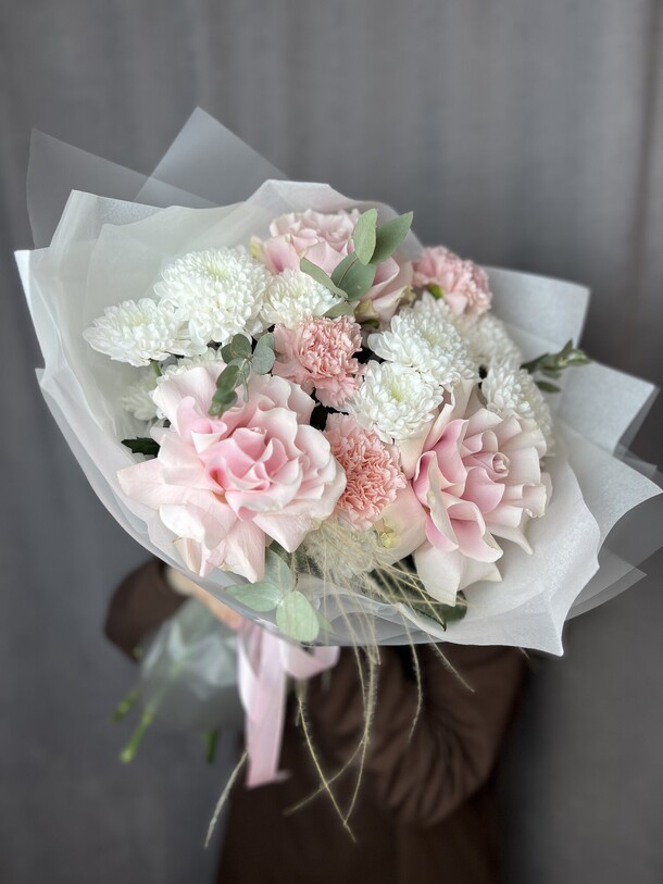 Букет с хризантемой и диантусами, артикул F1364461 - 3750 рублей, доставка по городу. Flawery - доставка цветов