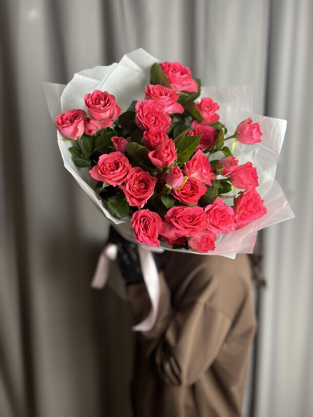 Яркие кустовые розы, артикул F1364466 - 2990 рублей, доставка по городу. Flawery - доставка цветов