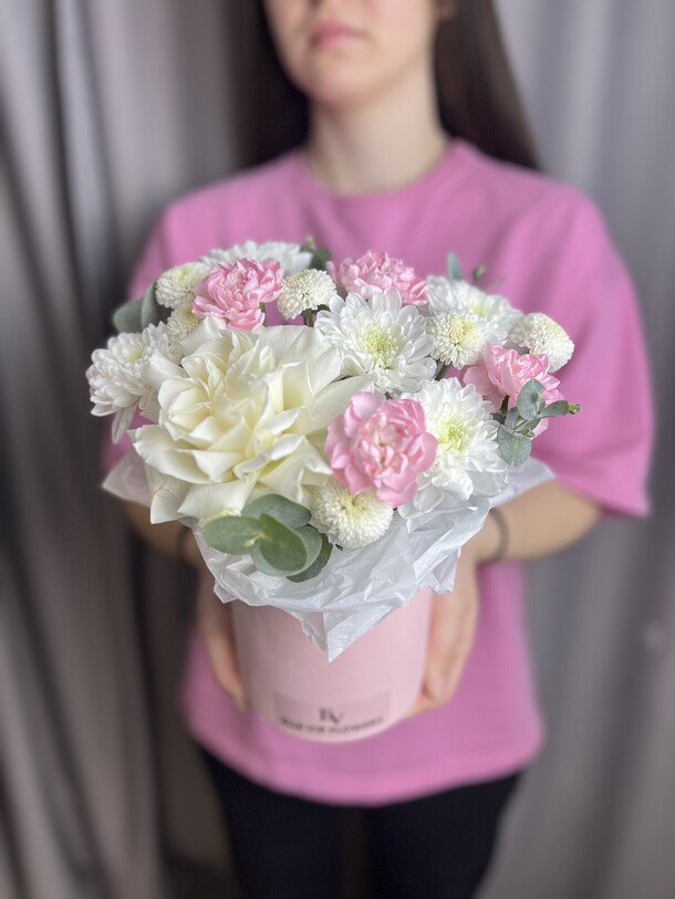 Цветы в шляпной коробочке, артикул F1364468 - 2300 рублей, доставка по городу. Flawery - доставка цветов