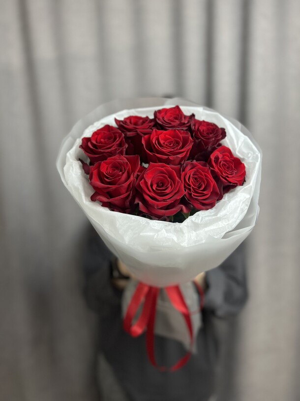 Красные розы в упаковке, артикул F1364470 - 3980 рублей, доставка по городу. Flawery - доставка цветов