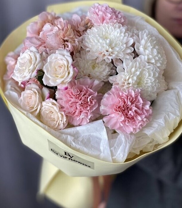 Букет с гортензией и диантусами, артикул F1367654 - 2540 рублей, доставка по городу. Flawery - доставка цветов