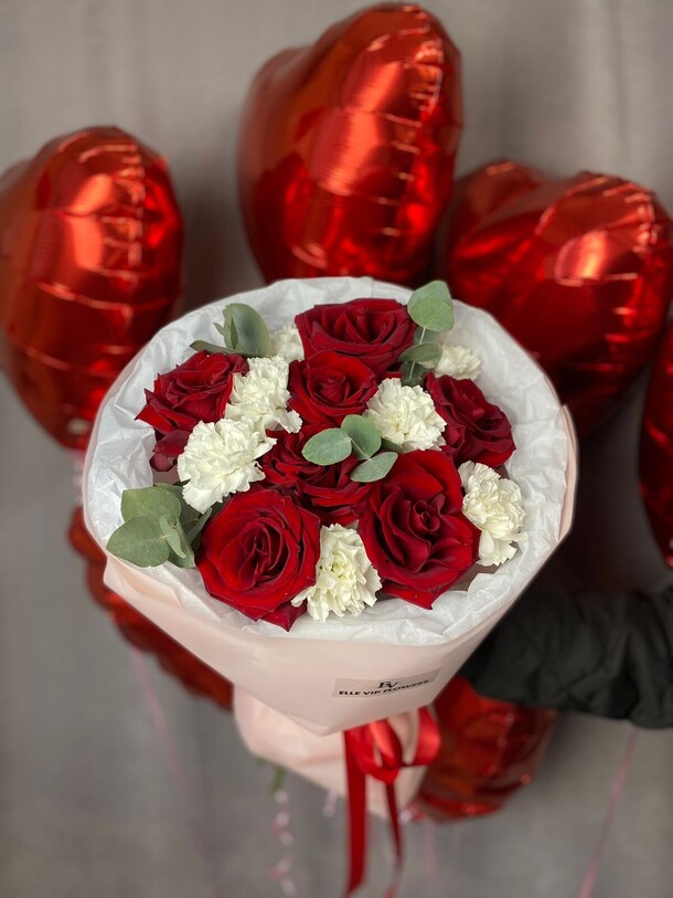 Красные розы с эвкалиптом и диантусами, артикул F1381165 - 3400 рублей, доставка по городу. Flawery - доставка цветов