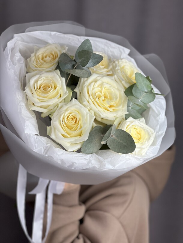 Пионовидные розы с эвкалиптом, артикул F1381194 - 3900 рублей, доставка по городу. Flawery - доставка цветов