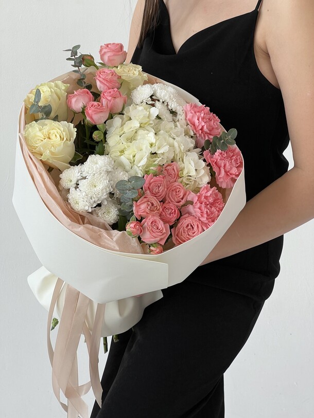 Букет с кустовыми розами и гортензией, артикул F1394100 - 5390 рублей, доставка по городу. Flawery - доставка цветов