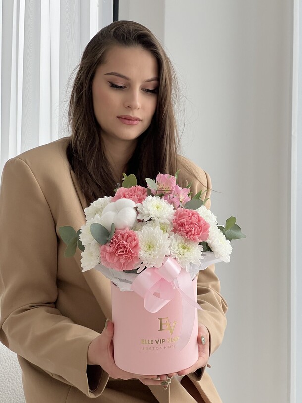 Композиция с хризантемой и диантусами, артикул F1394102 - 2500 рублей, доставка по городу. Flawery - доставка цветов