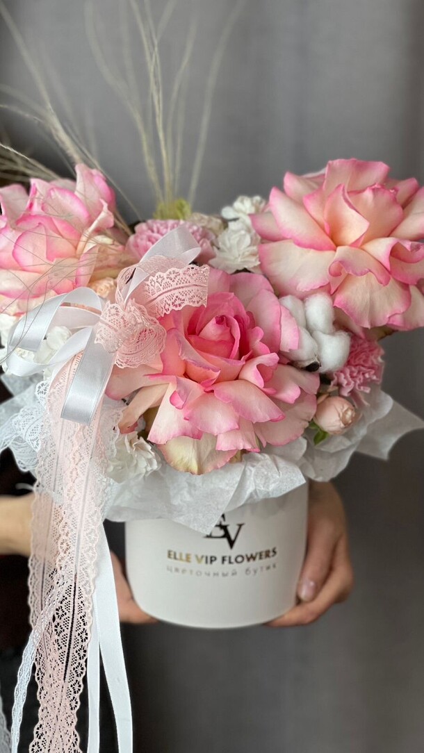 Композиция с французскими розами, артикул F1394103 - 3900 рублей, доставка по городу. Flawery - доставка цветов