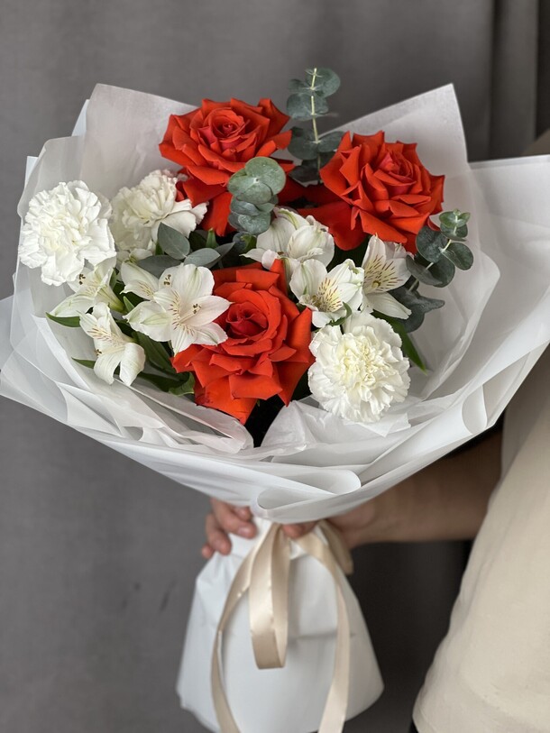 Букет с красными розами, артикул F1395414 - 3500 рублей, доставка по городу. Flawery - доставка цветов