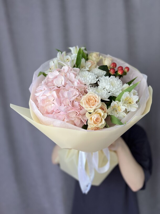 Сборный букет с гортензией, артикул F1399223 - 3200 рублей, доставка по городу. Flawery - доставка цветов