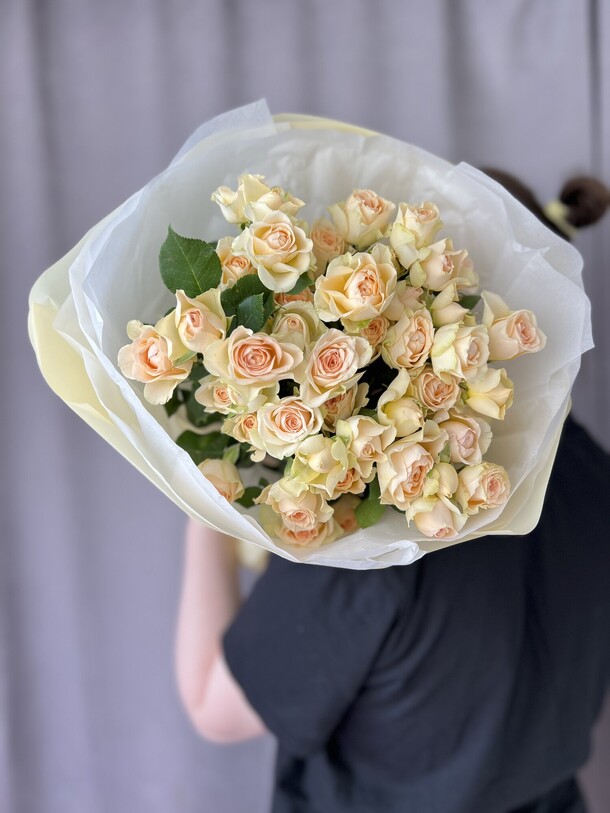 Кустовые розы в упаковке, артикул F1399225 - 3900 рублей, доставка по городу. Flawery - доставка цветов