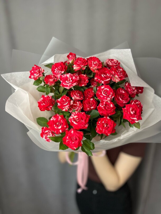 Кустовые розы с доставкой в уфе, артикул F1413372 - 2670 рублей, доставка по городу. Flawery - доставка цветов