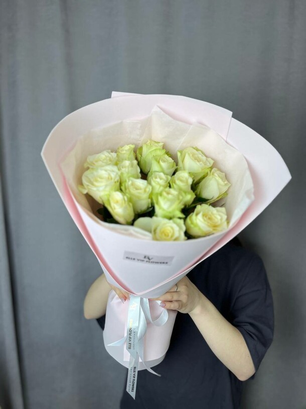 15 белых роз, артикул F1419573 - 2900 рублей, доставка по городу. Flawery - доставка цветов