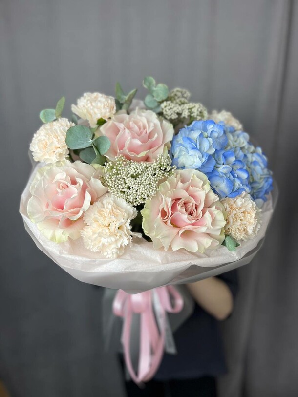 Букет с голубой гортензией, артикул F1420131 - 4450 рублей, доставка по городу. Flawery - доставка цветов