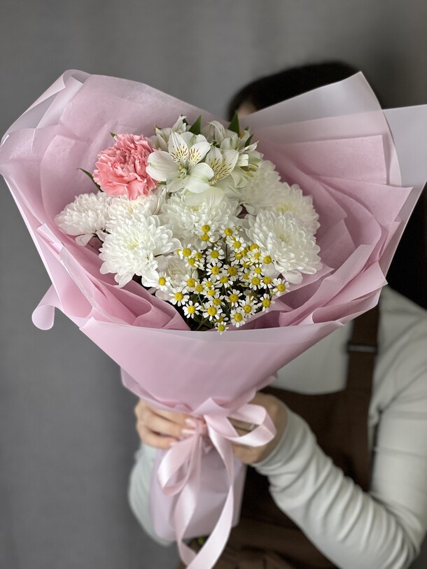 Букет на выпускной последний звонок учителю, артикул F1420488 - 1950 рублей, доставка по городу. Flawery - доставка цветов