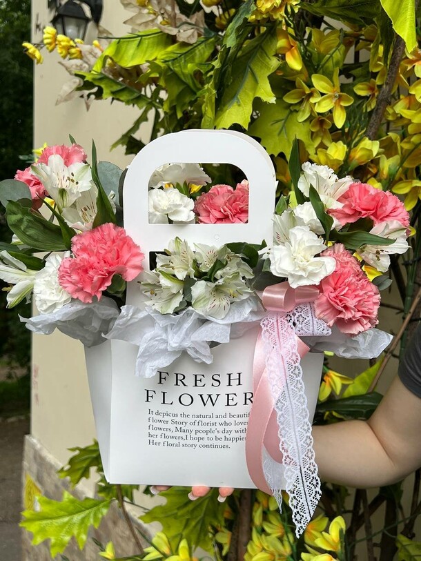 Композиция с стойкими альстромериями и диантусами, артикул F1431063 - 3120 рублей, доставка по городу. Flawery - доставка цветов