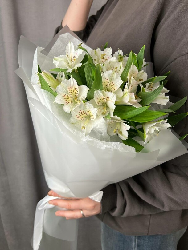 Букет из 5 альстромерий, артикул F1431756 - 2100 рублей, доставка по городу. Flawery - доставка цветов