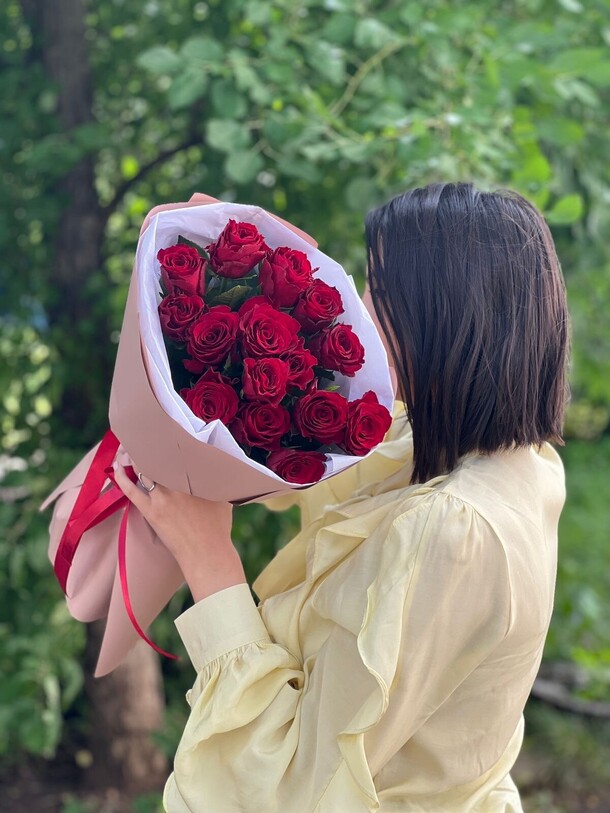 Букет из 15 красных роз, артикул F1434654 - 2730 рублей, доставка по городу. Flawery - доставка цветов