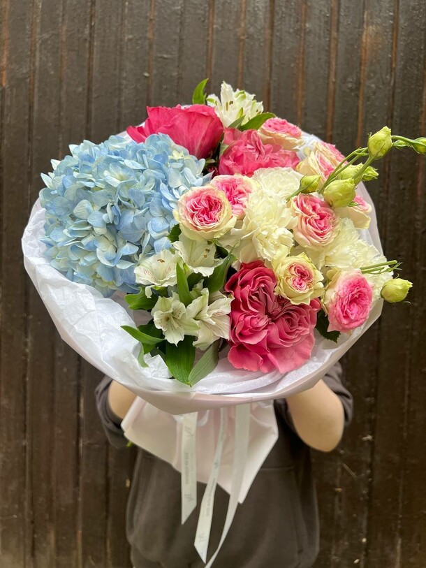 Клубничный букет с гортензией, артикул F1435478 - 4225 рублей, доставка по городу. Flawery - доставка цветов