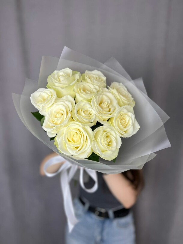 Монобукет с 11 белыми розами, артикул F1444948 - 2550 рублей, доставка по городу. Flawery - доставка цветов
