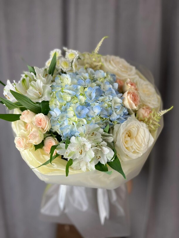 Композиция с белыми розами и гортензией, артикул F1449224 - 4699 рублей, доставка по городу. Flawery - доставка цветов