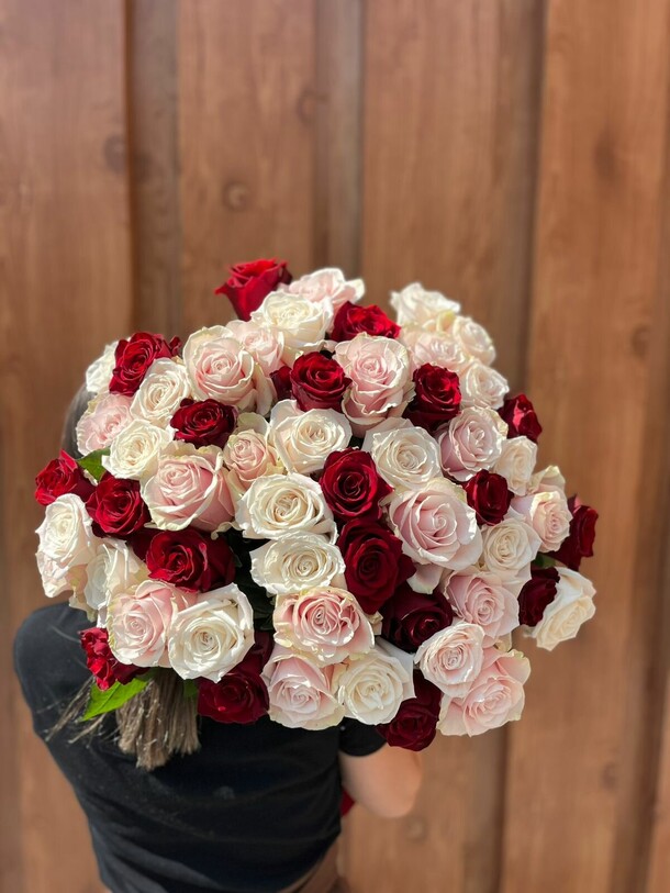 Монобукет из 55 роз, артикул F1449595 - 18588 рублей, доставка по городу. Flawery - доставка цветов