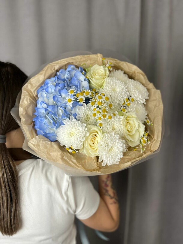 Букет с голубой гортензией и ромашками, артикул F1449890 - 3185 рублей, доставка по городу. Flawery - доставка цветов
