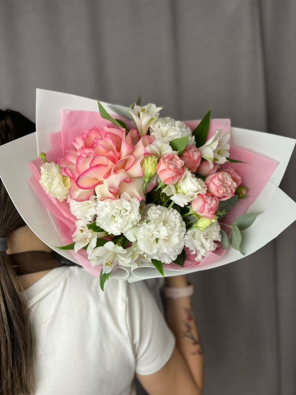 Букет из французской розы и эустомы, артикул F1449894 - 2990 рублей, доставка по городу. Flawery - доставка цветов