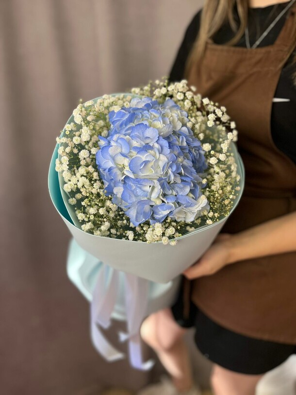 Букет из голубой гортензии и гипсофилы, артикул F1450056 - 2274 рублей, доставка по городу. Flawery - доставка цветов