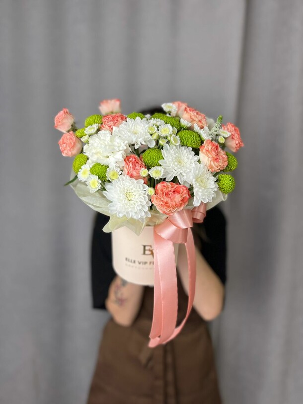 Композиция с кустовыми розами и хризантемой, артикул F1450057 - 2014 рублей, доставка по городу. Flawery - доставка цветов