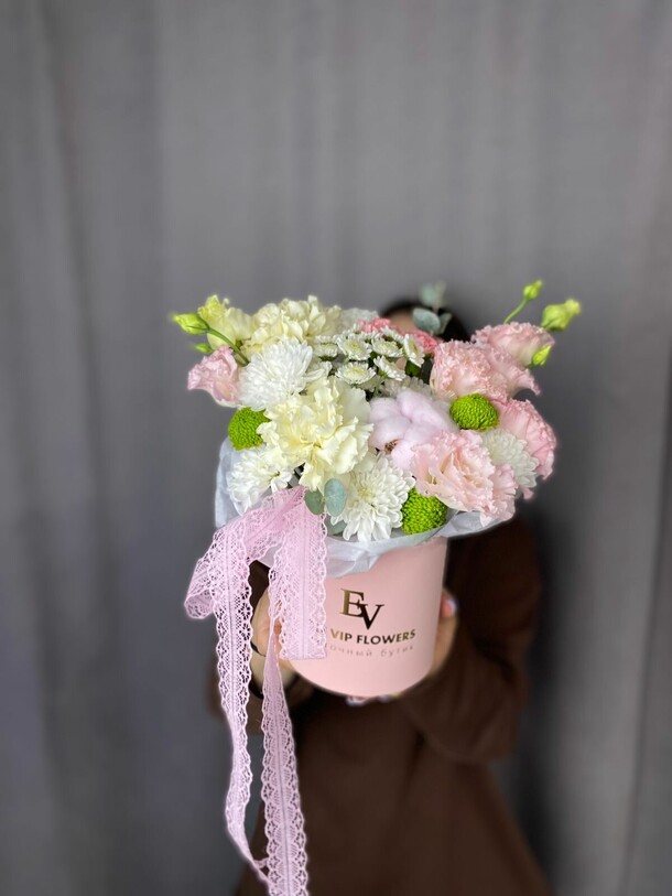 Коробочка с эустомой и гвоздиками/доставка уфа, артикул F1451416 - 1999 рублей, доставка по городу. Flawery - доставка цветов