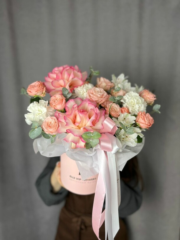 Композиция с кустовыми розами и гвоздиками, артикул F1452182 - 3800 рублей, доставка по городу. Flawery - доставка цветов