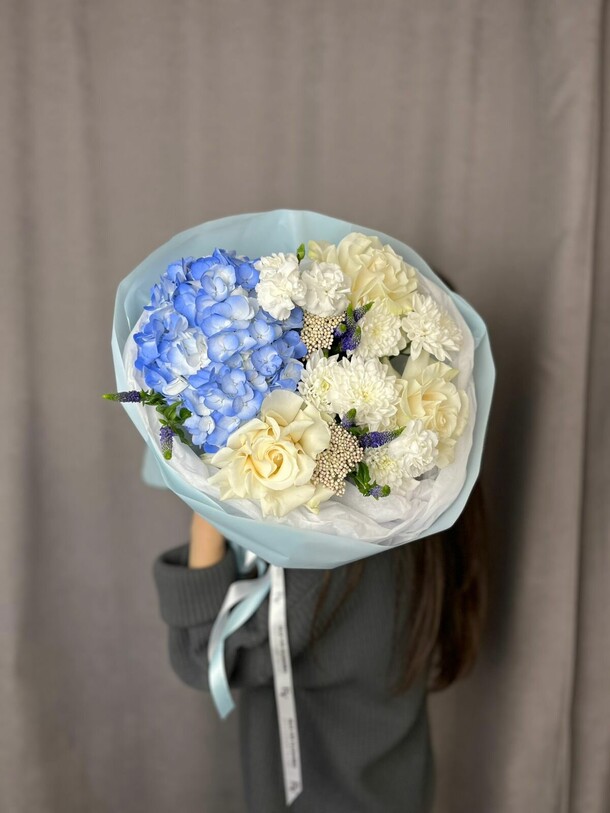 Букет в голубых оттенках с гортензией, артикул F1452221 - 3990 рублей, доставка по городу. Flawery - доставка цветов