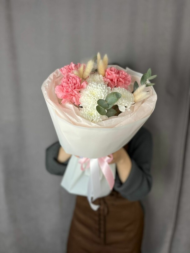 Букет из стойких гвоздик и хризантемы, артикул F1452225 - 1700 рублей, доставка по городу. Flawery - доставка цветов