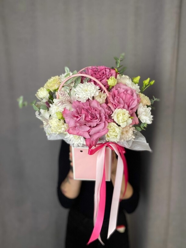 Сумочка с пионовидными розами и эустомой, артикул F1453119 - 2988 рублей, доставка по городу. Flawery - доставка цветов