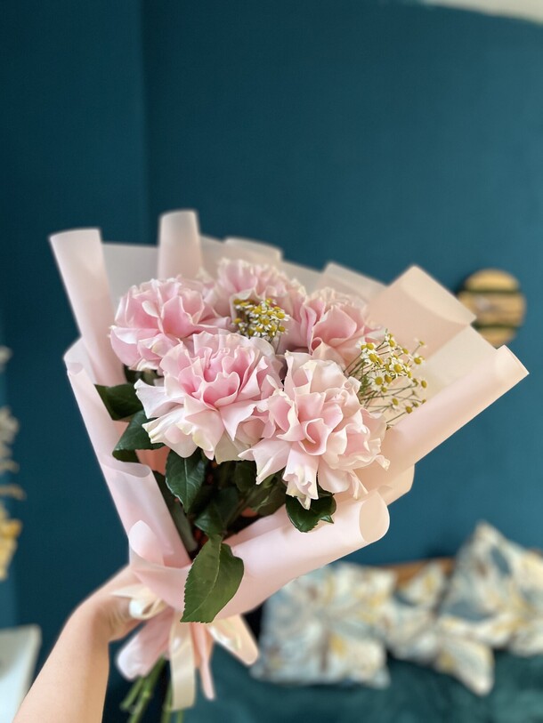 Французские розы с ромашками, артикул F1307858 - 3999 рублей, доставка по городу. Flawery - доставка цветов