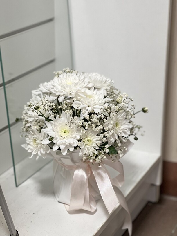 Хризантема с гипсофилой, артикул F1345104 - 2000 рублей, доставка по городу. Flawery - доставка цветов