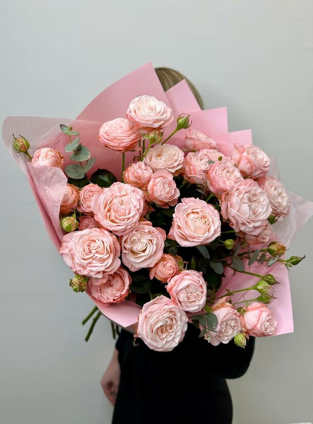 Букет кустовых пионовидных роз, артикул F1265450 - 4840 рублей, доставка по городу. Flawery - доставка цветов