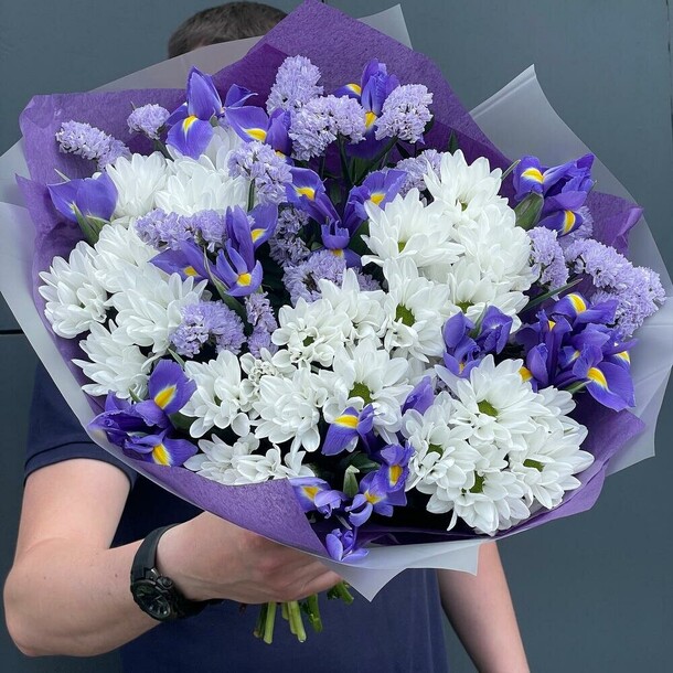 Букет ирисы хризантемы ромашки, артикул F1524728 - 7370 рублей, доставка по городу. Flawery - доставка цветов