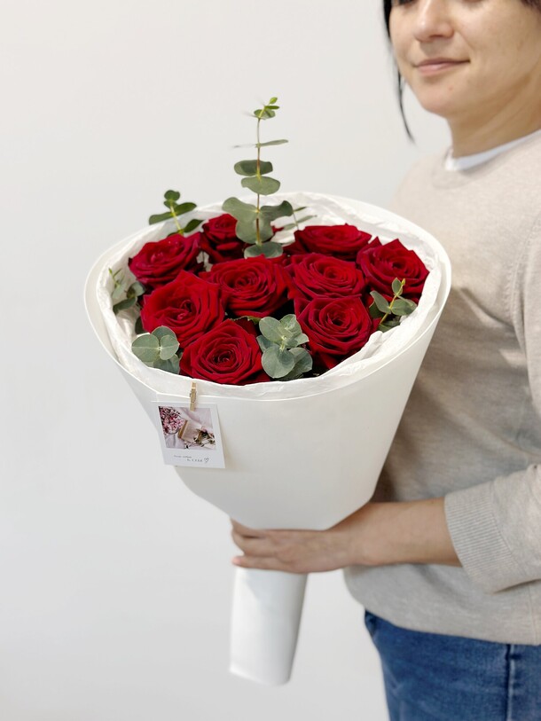 Букет алых роз с эвкалиптом, артикул F1422950 - 4636 рублей, доставка по городу. Flawery - доставка цветов