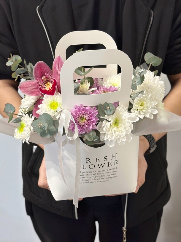 Малейшая сумочка с орхидеей, артикул F1422964 - 3727 рублей, доставка по городу. Flawery - доставка цветов