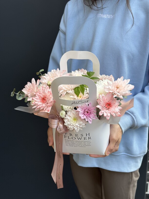 Девчачья летняя сумочка с цветами, артикул F1426257 - 3818 рублей, доставка по городу. Flawery - доставка цветов